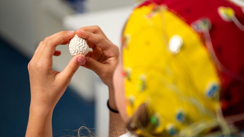 Das EEG entschlüsselt seit 100 Jahren unser Gehirn Gedankenlesen mit einem EEG ist laut Experten bislang nur begrenzt möglich.