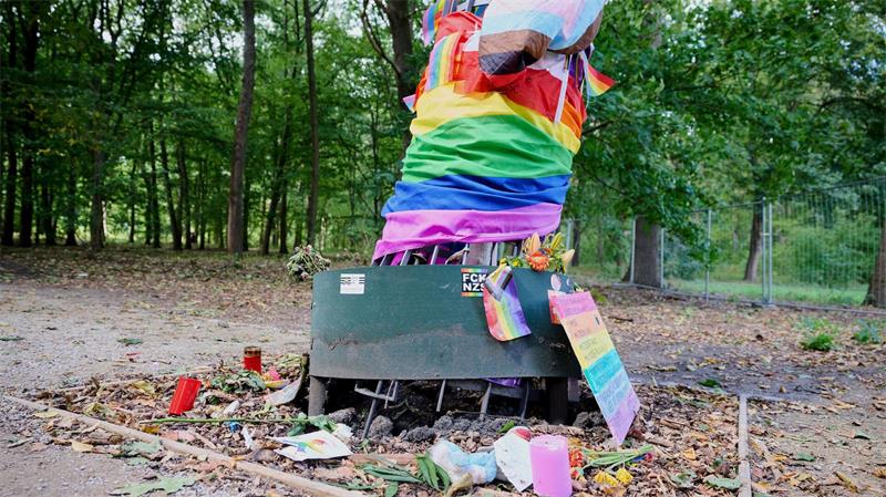 Gedenkbaum an Opfer des CSD-Anschlags beschädigt