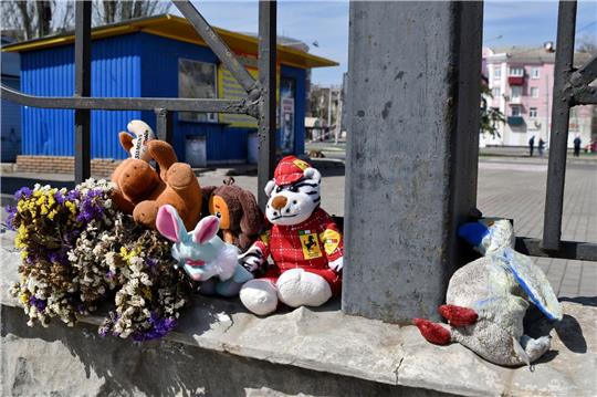Gedenken: Blumen und Spielzeuge liegen nach dem Raketeneinschag im April 2022 am Bahnhof in Kramatorsk.