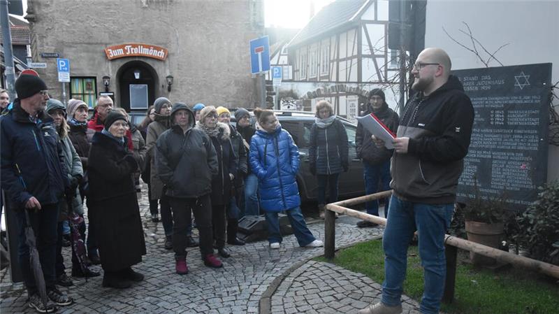 Gedenken an Goslarer Opfer der Nationalsozialisten Gedenken am Jahrestag der Befreiung des Konzentrationslagers Auschwitz: Oliver Turk vom Verein Spurensuche (rechts) hält eine Ansprache am Standort des ehemaligen Goslarer "Judenhauses".