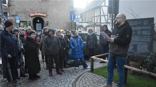 Gedenken am Jahrestag der Befreiung des Konzentrationslagers Auschwitz: Oliver Turk vom Verein Spurensuche (rechts) hält eine Ansprache am Standort des ehemaligen Goslarer "Judenhauses".