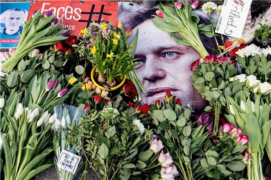 Gedenken an Alexej Nawalny vor der russischen Botschaft in Kopenhagen.