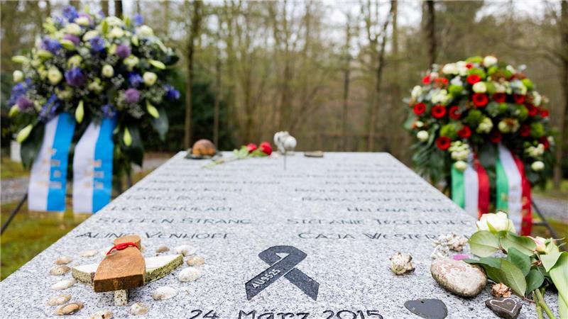 Gedenken an die Opfer eines lebensmüden Co-Piloten. 