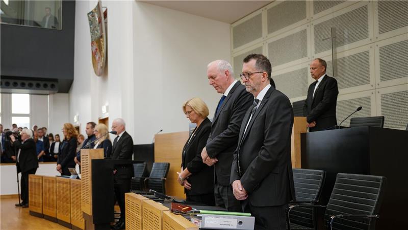 „Wir trauern“: Bundesweites Gedenken an getöteten Polizisten Gedenken im Landtag in Saarbrücken. Die saarländische Landesregierung hatte zu einer Schweigeminute für den in Völklingen im Dienst getöteten Polizisten aufgerufen.