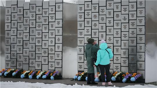 Gedenken in Bucha - Jahrestag des Ukraine-Krieges