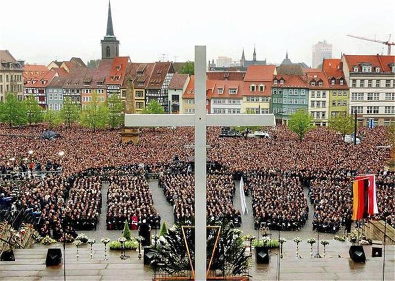 Ein Massaker, das alles veränderte Gedenken in Erfurt: Am 26. April 2002 hatte ein ehemaliger Schüler des Gutenberg-Gymnasiums um sich geschossen. Foto: DB Meyer pool/pa