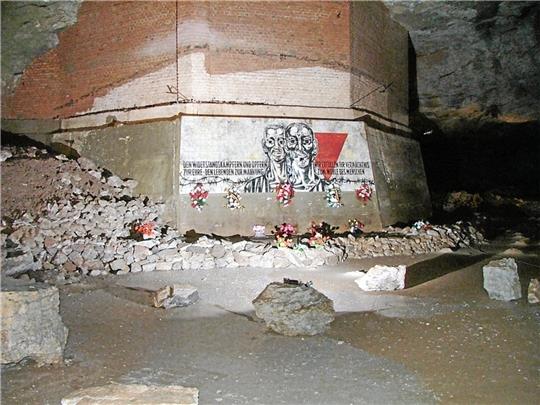 Gedenkstätte in der Höhle Heimkehle.  Foto: Kempe