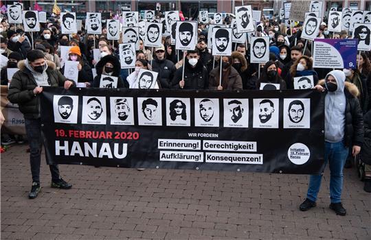 Gedenkveranstaltung auf dem Hanauer Marktplatz im Februar 2022.