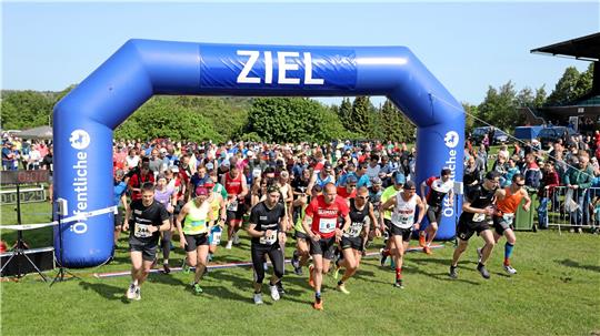 Gedränge am Start: Die Marathon- und Halbmarathonläufer gehen gemeinsam auf die Strecke. Fotos: Neuendorf