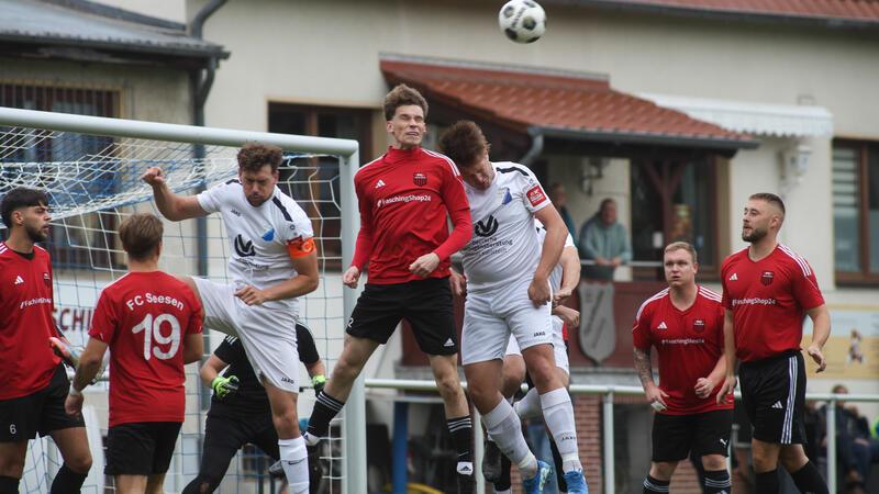 Gedränge im Strafraum des FC Seesen, aber Laurin Miehe (M.) befördert den Ball vor dem Vienenburger Julian Vogt aus der Gefahrenzone. Seesen fährt im Radaustadion einen 4:0-Sieg ein.