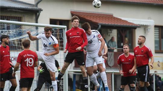 Gedränge im Strafraum des FC Seesen, aber Laurin Miehe (M.) befördert den Ball vor dem Vienenburger Julian Vogt aus der Gefahrenzone. Seesen fährt im Radaustadion einen 4:0-Sieg ein.