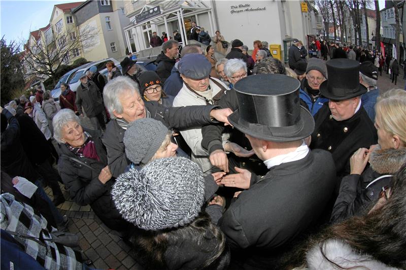 Gedränge um die Glücksbringer wie hier zuletzt 2019 in Bad Harzburg wird es auch in diesem Jahr am Silvestertag nicht geben. Wer Glücksschweinchen will, kann sich ab 15. November vorbestellen. Archivfoto: Schlegel