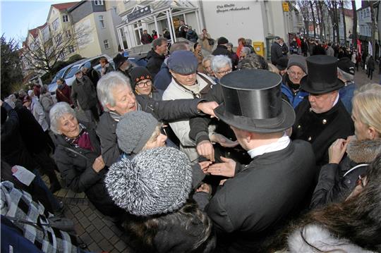Gedränge um die Glücksbringer wie hier zuletzt 2019 in Bad Harzburg wird es auch in diesem Jahr am Silvestertag nicht geben. Wer Glücksschweinchen will, kann sich ab 15. November vorbestellen. Archivfoto: Schlegel