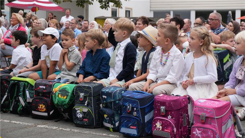So feiert Bad Harzburg seine neuen Erstklässler Geduldig warten die Kinder der Gerhart-Hauptmann-Schule in der Wichernstraße darauf, aufgerufen zu werden.
