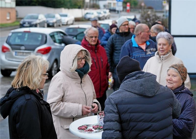 30 Talismane für die Arbeitskollegen Geduldig warten die angehenden Glücksschwein-Besitzer in Othfresen in der Schlange, bis sie die ersehnten Talismane in der Hand halten.