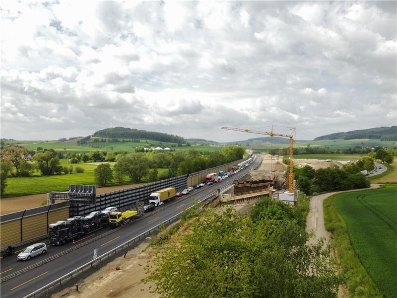Geduldsprobe: Vor der Unfallstelle auf der A7 bildet sich ein langer Stau. Foto: Frank Neuendorf
