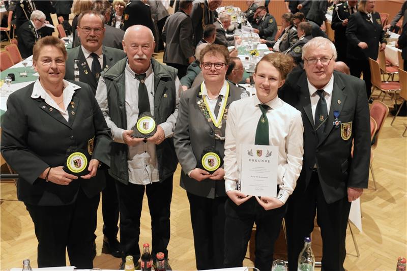 Goslarer Schützen suchen Damenleitung - zur Not männlich Geehrt für besondere sportliche Leistungen: Bärbel Borchers (von links), Präsident Hartmut Richter, Waldemar Sodtke, Andrea Hanstein, Nils Komendera, Kreissportleiter Andreas Gruber. Foto: Hartmann