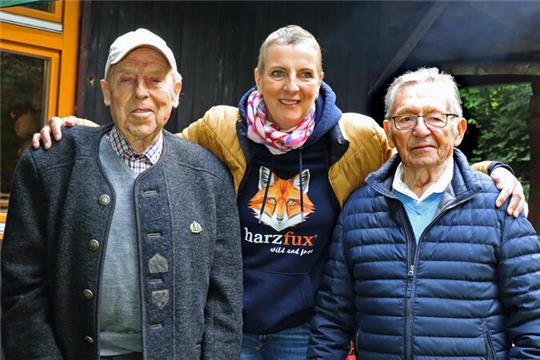 Geehrt wurden Horst Fricke und Werner Kleinwächter. Beide waren am Bau der Hütte beteiligt. Birgit Beissert (Mitte) danke ihnen.