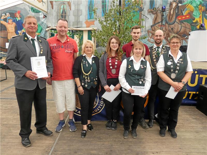 Geehrte: Wilfried Bremer (von links), Harald Brunke jun., Andrea Faeseler, Marina Maack, Jonah Fichtner, Steffi Brunke, Fabian Brunke und Silvia Emme. Foto: Privat