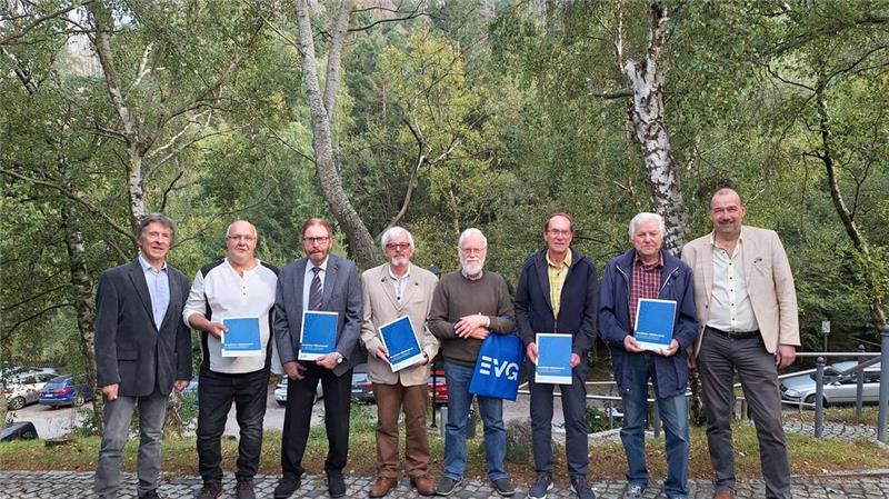 Eisenbahner zeichnen treue Mitglieder aus Geehrte und Ehrende auf einen Blick: Uwe Adler (v.l.), Dirk Parplies, Hans- Walter Bauerochse, Jürgen Fuse, Günter Baumgarten, Günter Köhler, Manfred Brechelt und Sven Hitz.