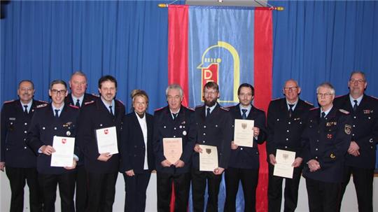 Geehrte und Ehrende bei Jahreshauptversammlung der Feuerwehr in Weddingen.