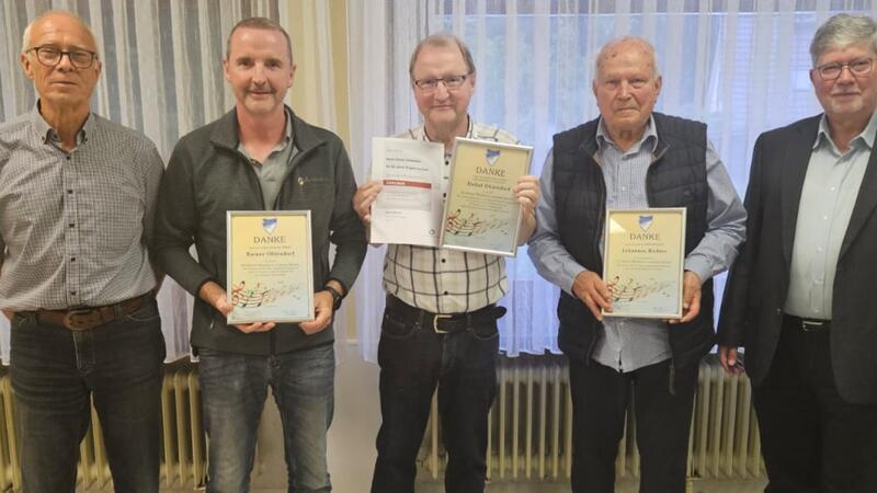 Mitglieder mit großer Treue zum Männergesangsverein Geehrte und Ehrende beim MGV Oker: Vorsitzender Heinz Schauenburg (v.l.), Rainer Ohlendorf, Detlef Ohlendorf, Johannes Richter und der Teamleiter der Chorregion Süd Reinhard Kerl.