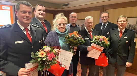 Geehrte und Gratulanten: (v.l.) Lars Bothe (für 25 Jahre), Schriftführer Alexander Petersen, Barbara Odenwald (50 Jahre), Dr. Tobias Wittig (Präsident des Kreisverbandes), Axel Müller (40 Jahre), Jens Wiemann und Alexander Waldorf (Vorsitzender und Vize).
