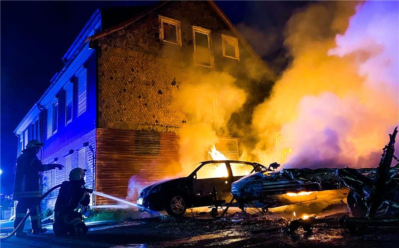Gefährliche Lage: Das Feuer drohte von den Fahrzeugen auf die Hausfassade überzugreifen. Foto: Feuerwehr Goslar