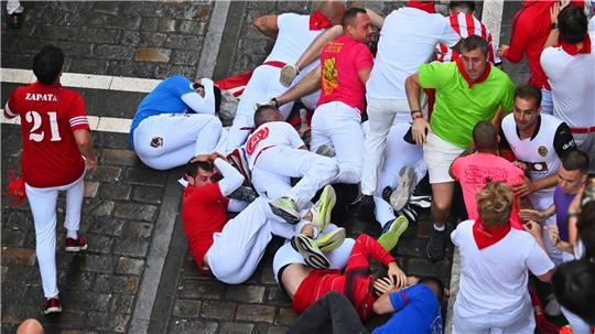 Gefährliche Szenen prägen auch den siebten Stierlauf in Pamplona.
