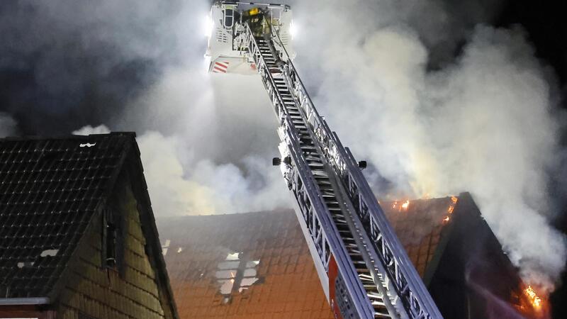 Feuer zerstört Wohnhäuser in Vienenburg - zwölf Bewohner ohne Bleibe Gefährlicher Rauch: Aus einem dritten Haus müssen neun Personen in Sicherheit gebracht werden – unter anderem weil immer wieder Schwaden herumziehen.
