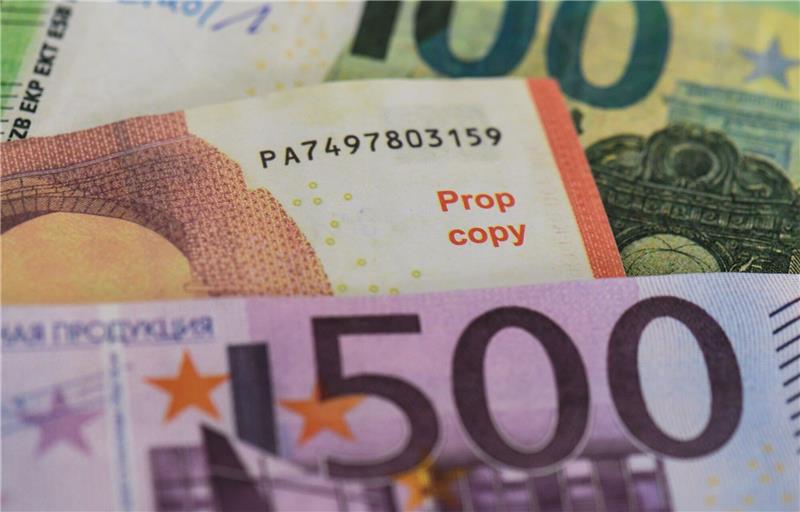 Betrug mit Falschgeld im großen Stil - Doppeltes Pech Gefälschte Euro-Banknoten.