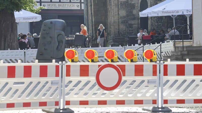 Gefängnis für den Nagelkopf? Nein, aber das Kunstwerk von Rainer Kriester steht am Sonntag im abgesperrten Bereich.
