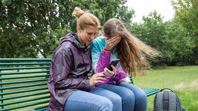 Gefahr im Internet: Jugendliche können zum Ziel von Hassbotschaften und Cybermobbing werden.