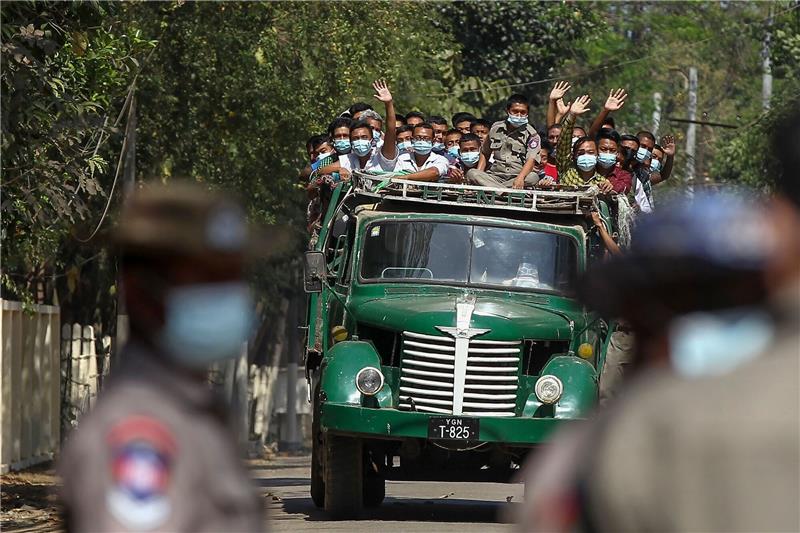 Myanmar: Junta will 7000 Häftlinge freilassen Gefangene auf einem Transporter vor dem Insein-Gefängnis in Yangon nach ihrer Freilassung (Archivbild).