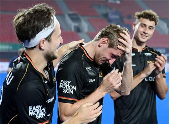 Gefeierter Mann in Indien: Niklas Wellen (M).