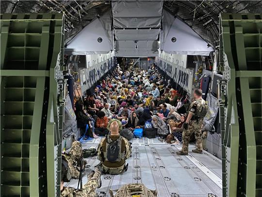 Geflüchtete aus Afghanistan sitzen in einem Airbus A400M der Bundeswehr.