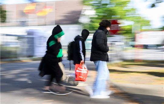 Geflüchtete gehen einer Landesaufnahmebehörde. Von Januar bis November 2023 haben in Deutschland rund 305.000 Menschen erstmals einen Asylantrag gestellt.