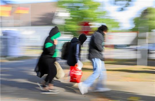 Geflüchtete gehen zur Landesaufnahmebehörde in Braunschweig: Ihre Perspektive fehlt oft, wenn in Deutschland über Migration diskutiert wird. Foto: dpa