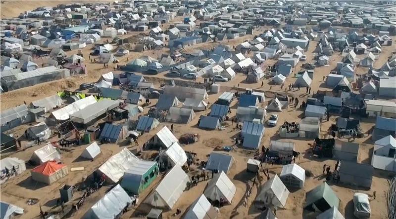 Im Gazastreifen breiten sich Krankheiten weiter aus Geflüchtete leben in Zelten in der Stadt Rafah nahe der Grenze zwischen dem Gazastreifen und Ägypten.