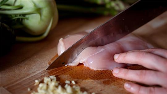 Geflügelfleisch wurde laut BZL 2024 günstiger angeboten als im Vorjahr.