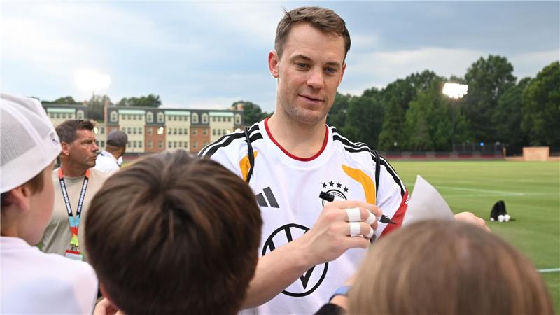 Gefragt bei den Fans: Manuel Neuer ist endlich im Tesamtraining.  