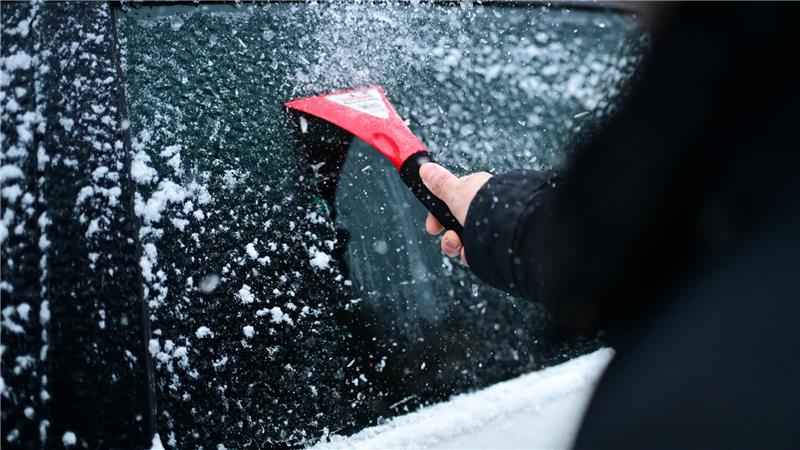 Gefrierender Regen, Glatteis und Neuschnee: Besonders im Westen und Süden kann das Autofahren abends zum Risiko werden. 