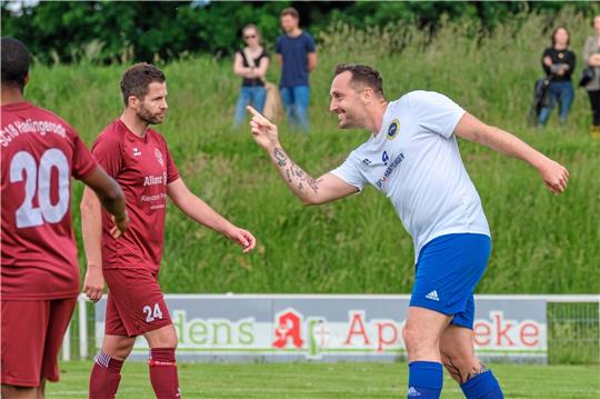 Gefühlswelten im Sportpark: Während Marcel Schaare seinen Treffer zum zwischenzeitlichen 6:2 für die TSG Bad Harzburg feiert, ist Harlingerodes Spielertrainer Boris Bodenstein restlos bedient. Foto: Drechsler