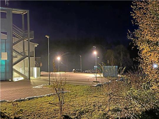 Gefühlt haben aus Testzwecken nur selten weniger Straßenlaternen in der Stadt Braunlage gebrannt. Am Parkplatz der Feuerwehr Braunlage aber ist gut erkennbar, dass im November nur jeder zweite Lichtspender eingeschaltet ist.  Foto: Eggers