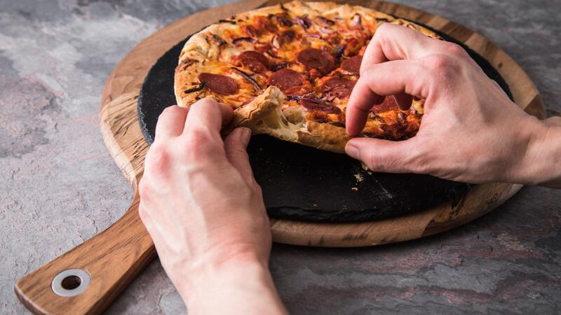 Gefüllt mit Käse wird der Pizzarand besonders lecker.