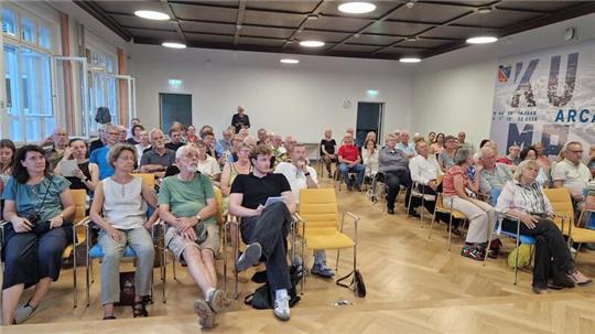 Gefüllter Saal und gespannte Zuhörer: Einblicke in die Geschichte der Kriegs-Region.