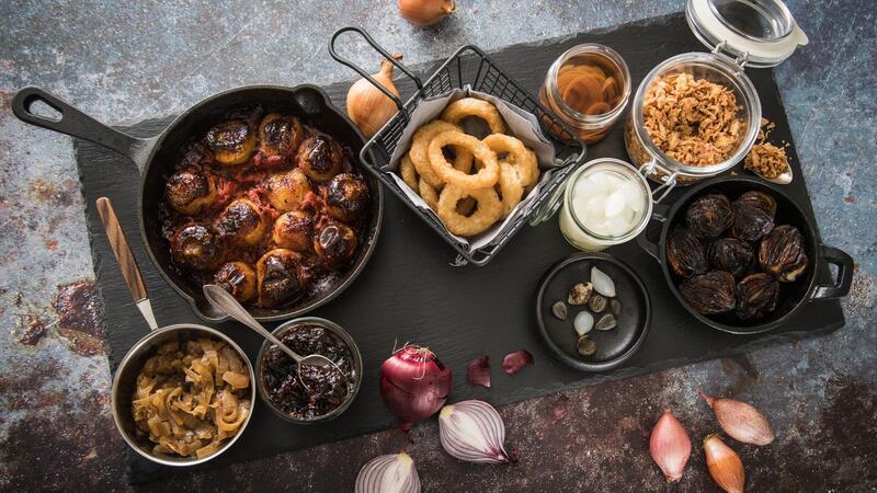 Edles Fleisch und Extras: 4 Merkmale eines Gourmet-Burgers Gegart, eingelegt oder roh: Zwiebeln lassen sich auf viele Arten zubereiten.