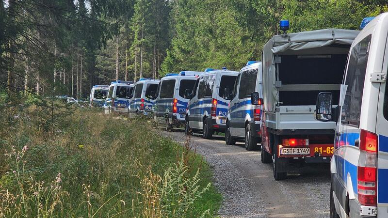 „Rainbow Gathering“: Nur einzelne Hippies verlassen den Harz Gegen 12.30 Uhr steht die Polizei auf dem Plan.