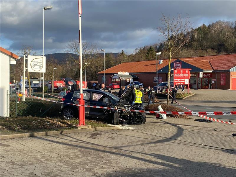 Gegen 13.10 Uhr war vermutlich der 18-Jährige mit seinem Ford Fiesta auf der Braunschweiger Straße in Seesen in den Gegenverkehr geraten und mit einem entgegenkommenden BMW zusammengestoßen. Foto: Kasemir
