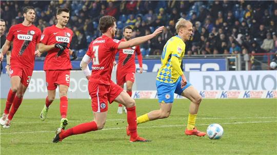 Gegen Elversberg gibt Linus Queißer sein Debüt für die Profimannschaft von Eintracht Braunschweig, für Babelsberg steht er in der Regionalliga-Startelf.